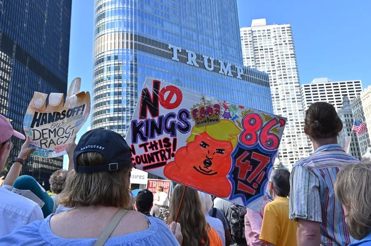 Protestas del Día del Trabajo frente a la Torre Trump, en Chicago, Illinois en Estados Unidos (Archivo) debido a las políticas migratorias del republicano. Crédito: EFE/EPA/ Patrick Gorski.