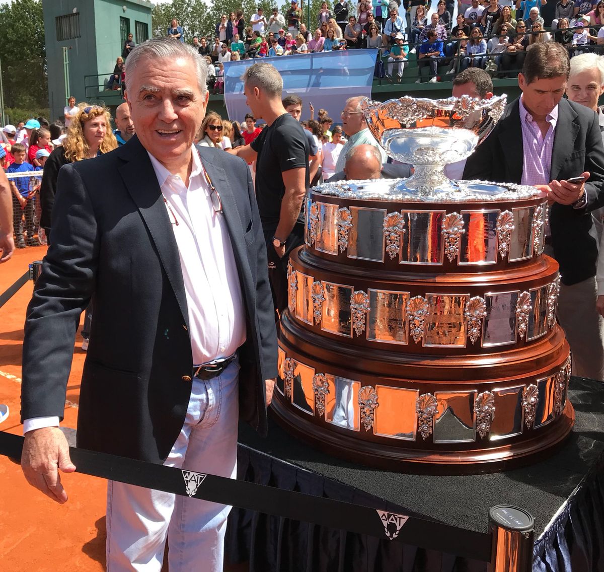 Raúl Pérez Roldán con la Copa Davis, en 2017, antes de las graves acusaciones Raúl Pérez Roldán con la Copa Davis, en 2017, antes de las graves acusaciones