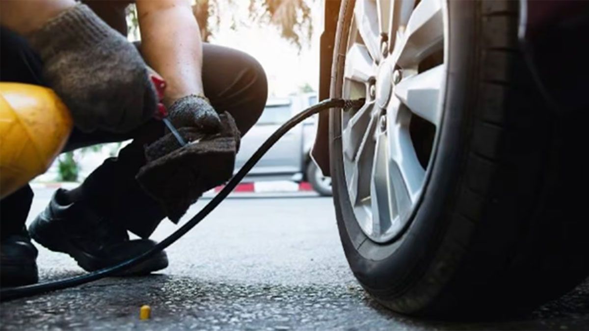Debes inflar las ruedas de tu auto al menos una vez al mes. Debes inflar las ruedas de tu auto al menos una vez al mes. 