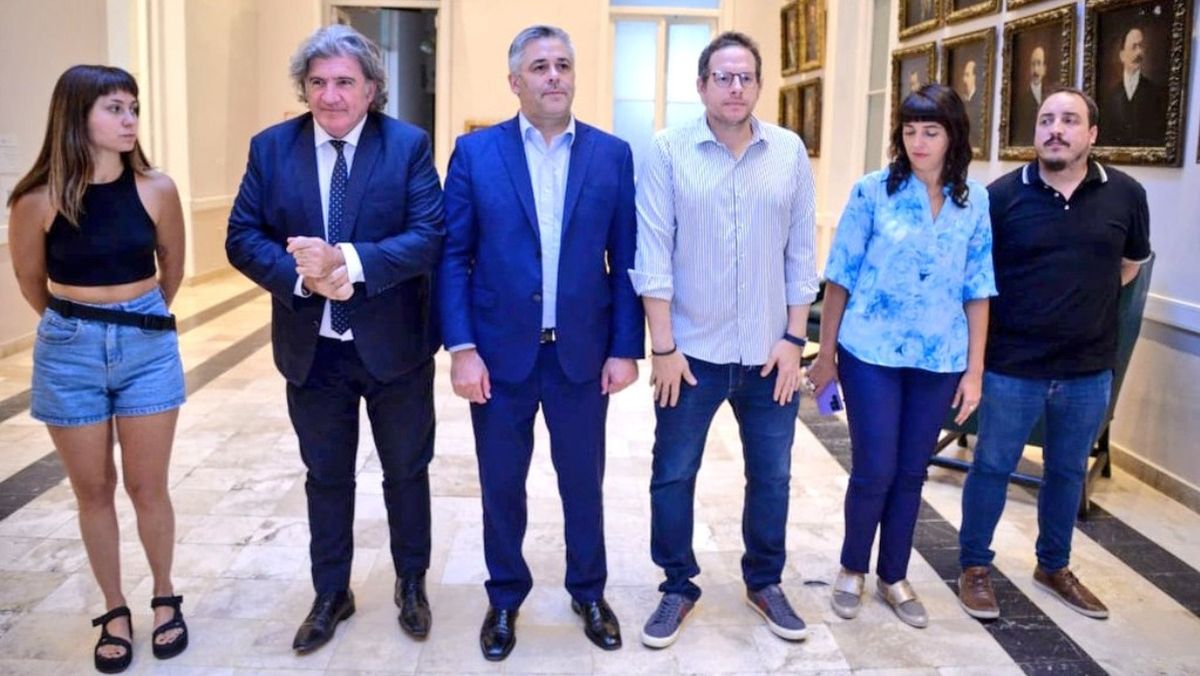 Legisladores justicialistas junto a José Luis Ramón (Protectora) poco después de presentar una acción de inconstitucionalidad ante la Suprema Corte.