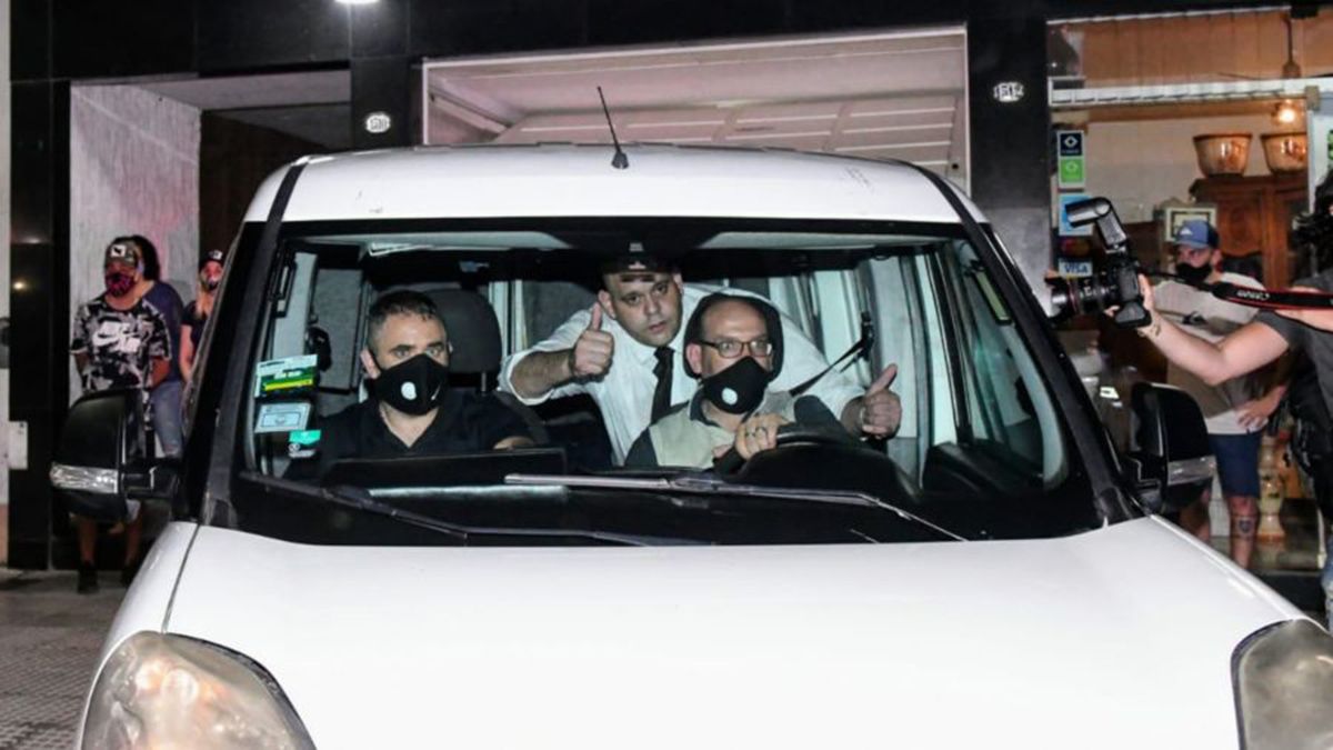 El momento en que el cuerpo de Diego Maradona es sacado de la empresa funeria para trasladarlo a la casa de sepelios