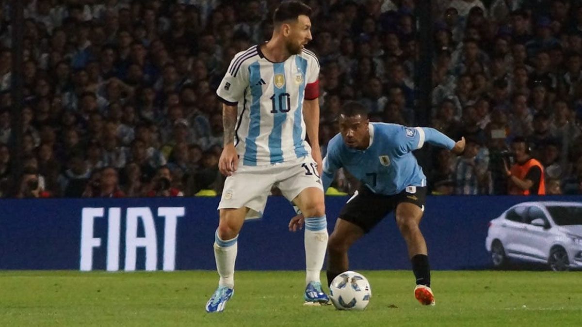 Messi contra De la Cruz, un duelo que la Selección argentina perdió con Uruguay (UNO/Nicolás Ríos) Messi contra De la Cruz, un duelo que la Selección argentina perdió con Uruguay (UNO/Nicolás Ríos)