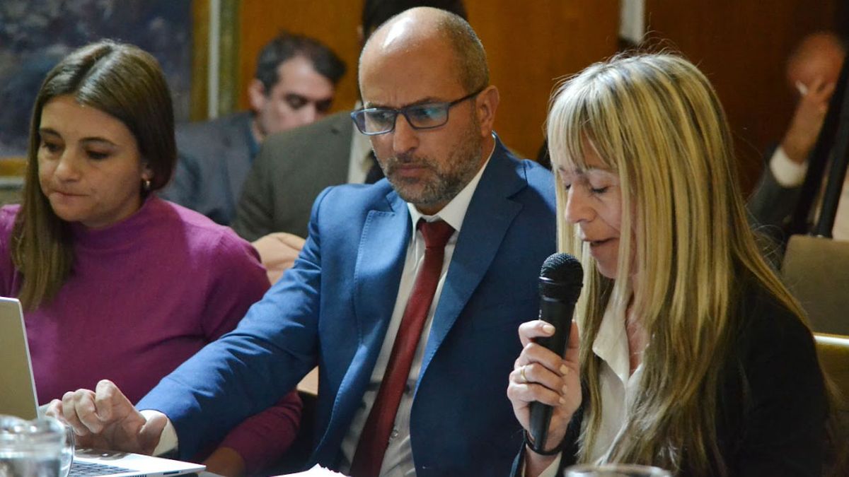 Defensores Públicos de la Defensoría del Poder Judicial en contra del fallo del juez Sebastián Sarmiento de retirar los celulares de las cárceles de Mendoza. Defensores Públicos de la Defensoría del Poder Judicial en contra del fallo del juez Sebastián Sarmiento de retirar los celulares de las cárceles de Mendoza.