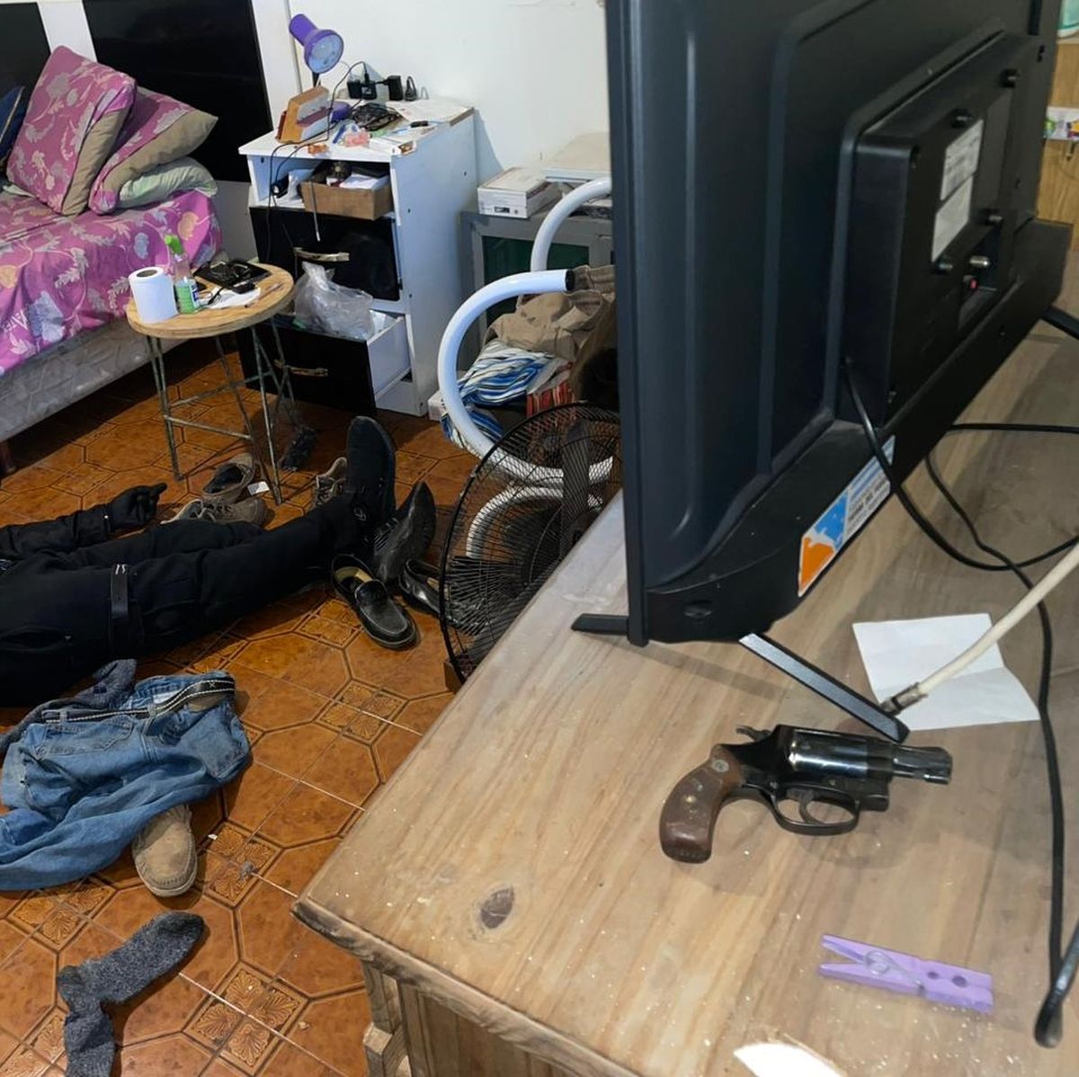 Violencia. La escena en la habitación de Pelayes. Se ve parte del cuerpo del delincuente, y el arma que usó para matar a Pelayes. Violencia. La escena en la habitación de Pelayes. Se ve parte del cuerpo del delincuente, y el arma que usó para matar a Pelayes.