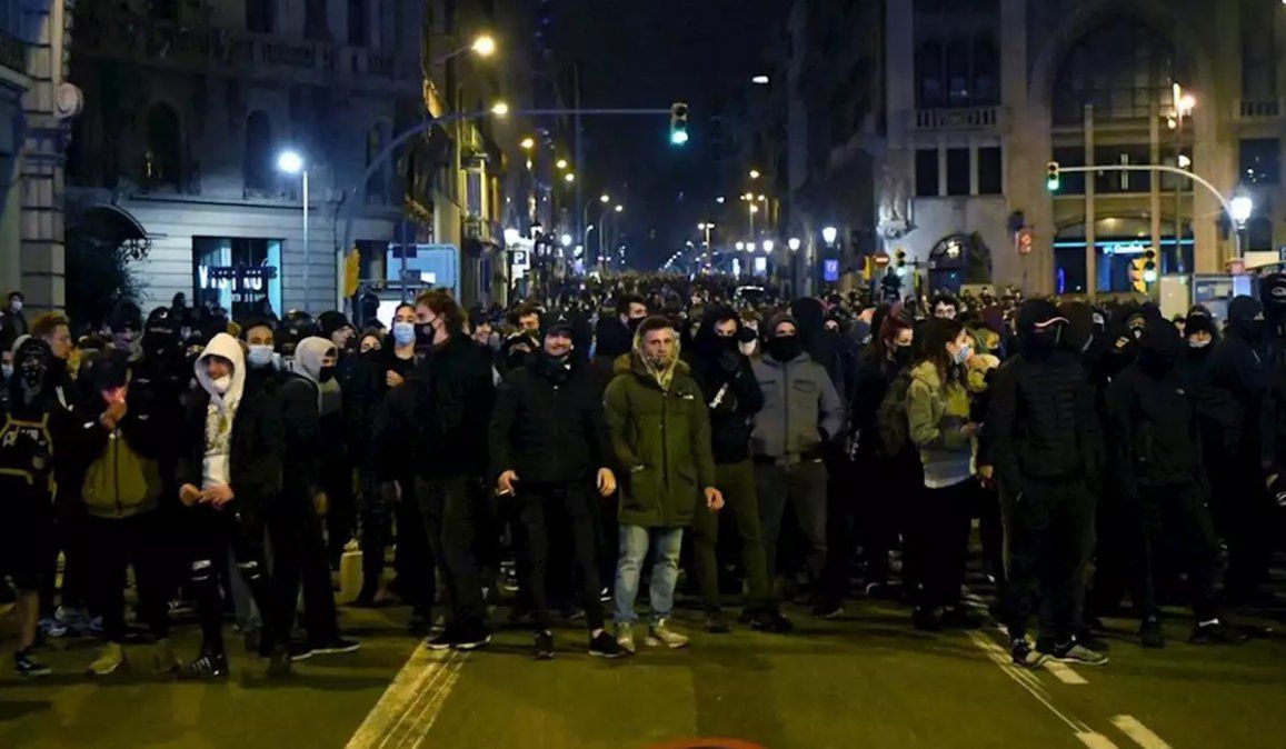 Los manifestantes salieron nuevamente a las calles de Barcelona para protestas por la detención del rapero catalán Pablo Hasel