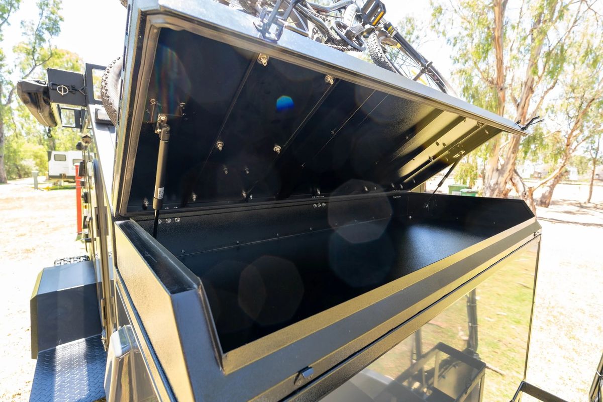 Un amplio compartimento de carga frontal ofrece espacio suficiente para almacenar equipaje, neveras o herramientas, complementando la capacidad de carga del portaequipajes superior y los soportes para bicicletas. Un amplio compartimento de carga frontal ofrece espacio suficiente para almacenar equipaje, neveras o herramientas, complementando la capacidad de carga del portaequipajes superior y los soportes para bicicletas.