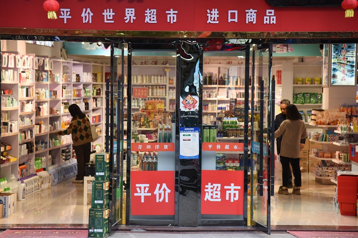 Los consumidores compran en la Ciudad de Productos Importados de Qingtian, provincia de Zhejiang. FAN YUBIN / SERVICIO DE NOTICIAS DE CHINA