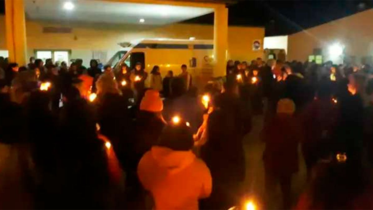 La familia y vecinos de María Agustina Fernández realizaron una vigilia tras la noticia. (Gentileza Con Sello Patagónico).