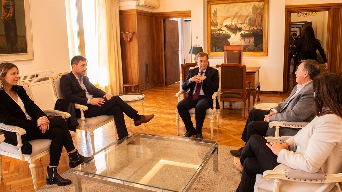 Rodolfo Suarez junto al titular de Irrigación, Sergio Marinelli (sentado a la izquierda) y la jefa de Gabinete del organismo, Marité Baduiy. A la derecha representantes del Consejo Federal de Inversiones (el secretario general, Ignacio Lamothe y la directora de Programas, Teresa Oyahmburu).