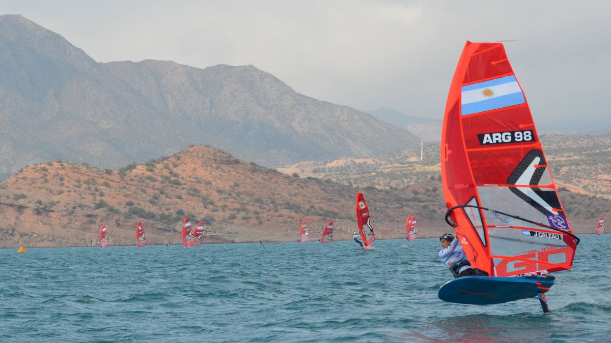 Con los colores argentinos. Juani es uno de los tres integrantes del equipo argentino de windsurf. Con los colores argentinos. Juani es uno de los tres integrantes del equipo argentino de windsurf.