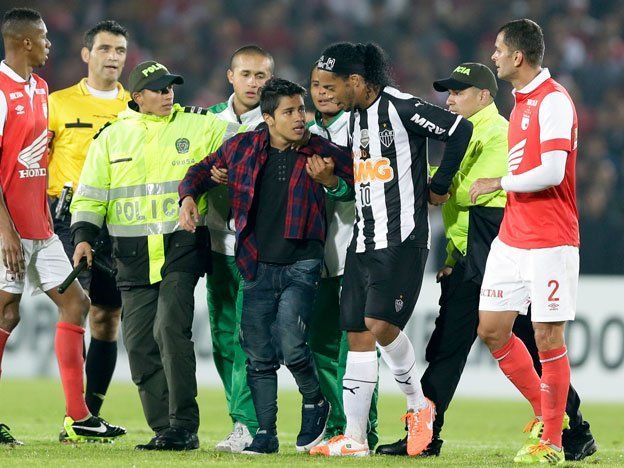 Así reaccionó Ronaldinho al entrar un chico a la cancha para abrazarlo