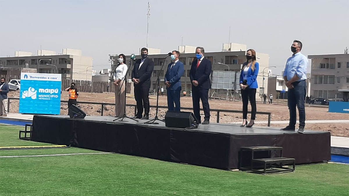 Fernández y Suarez entregaron casas del Procrear en Maipú