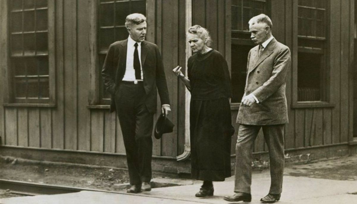  Pierre y Marie Curie, quienes descubrieron en 1898 el radio. Años más tarde, el matrimonio proporcionó muestras de sus sales de radio al ingeniero William Joseph Hammer, quien fue un gran promotor de este elemento. Pierre y Marie Curie, quienes descubrieron en 1898 el radio. Años más tarde, el matrimonio proporcionó muestras de sus sales de radio al ingeniero William Joseph Hammer, quien fue un gran promotor de este elemento.