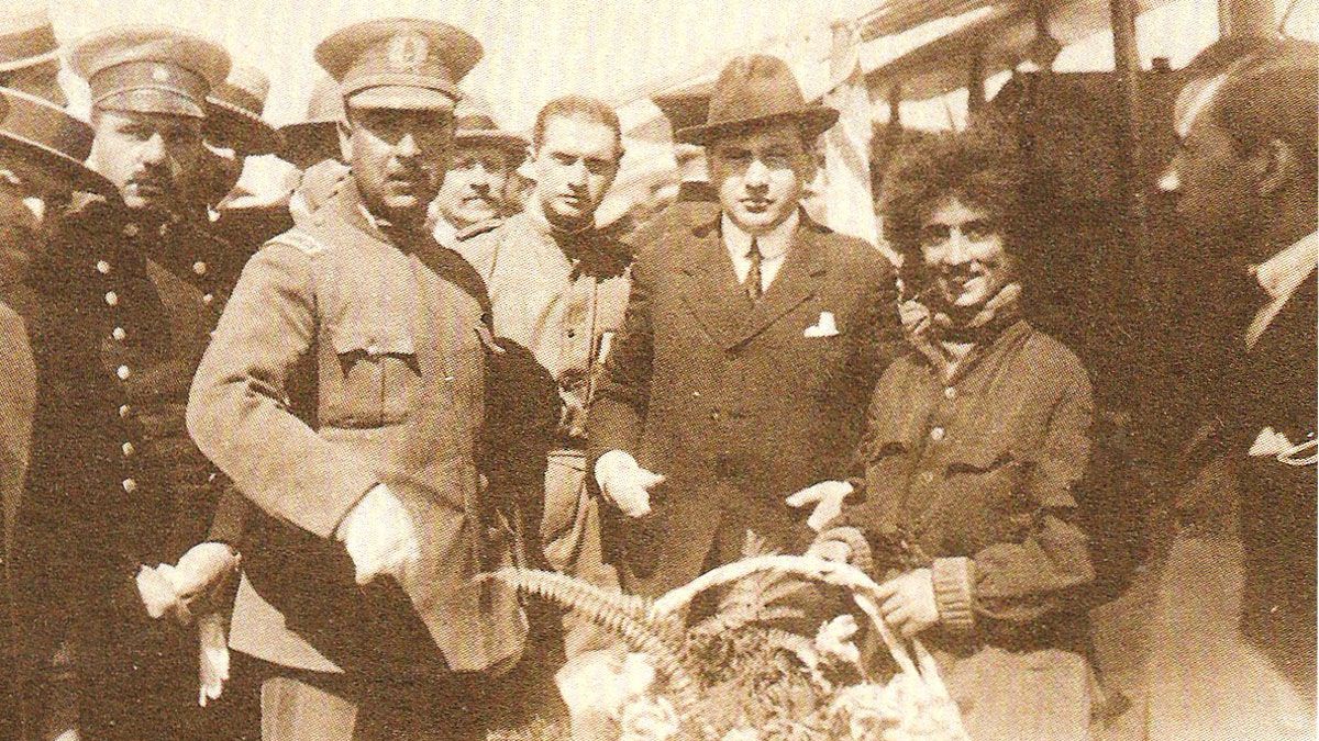 Adrienne Bolland completó el cruce de la cordillera de Los Andes en su pequeño Caudrón Sesquiplano y fue homenajeada por las autoridades chilenas, y al regresar, recibida como heroína en Buenos Aires.