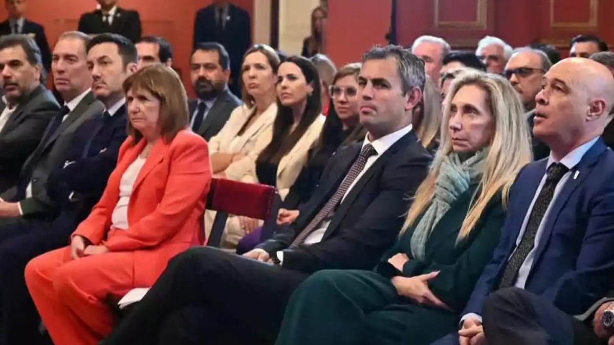 Mendocinos. En la primera fila está Luis Petri, flanqueado por Diego Santilli y Patricia Bullrich. En la segunda fila, saco blanco y cabello largo, la sanrafaelina Julieta Metral. Mendocinos. En la primera fila está Luis Petri, flanqueado por Diego Santilli y Patricia Bullrich. En la segunda fila, saco blanco y cabello largo, la sanrafaelina Julieta Metral.