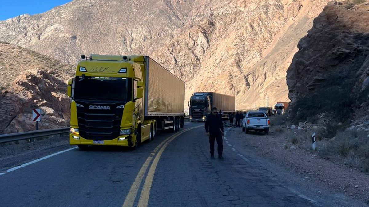 El motociclista fue trasladado en ambulancia hacia el Hospital Central con varias heridas por el accidente. El motociclista fue trasladado en ambulancia hacia el Hospital Central con varias heridas por el accidente.