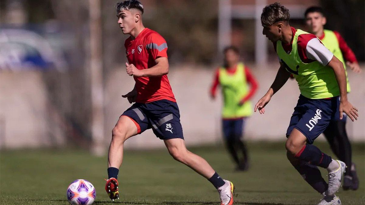 Santiago López lleva la pelota. Santiago López lleva la pelota.