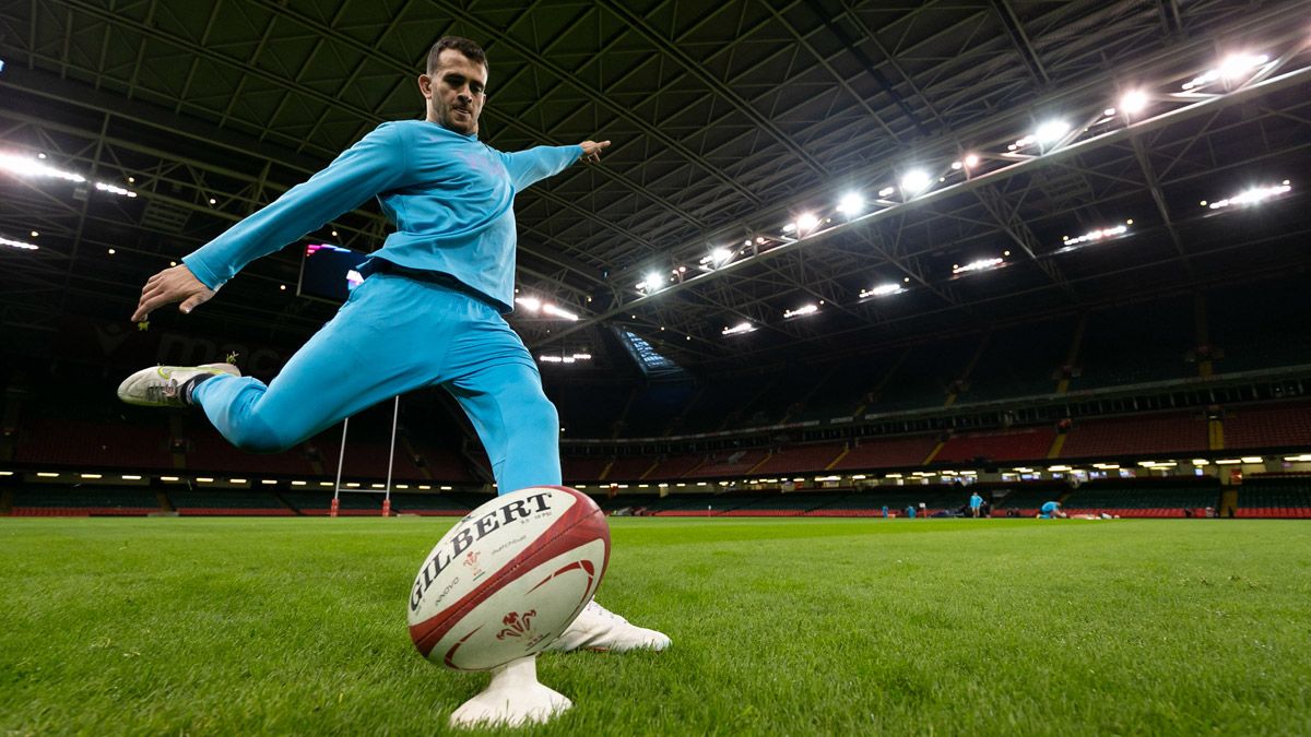 Emiliano Boffelli practica pateando a los palos, en la última práctica de Los Pumas antes de jugar ante Gales, este sábado, desde las 14.30 de Argentina.