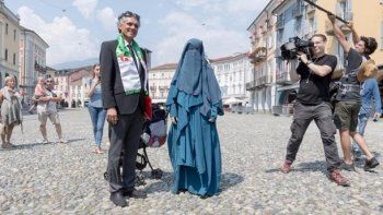 Acumula una fortuna en multas por el velo