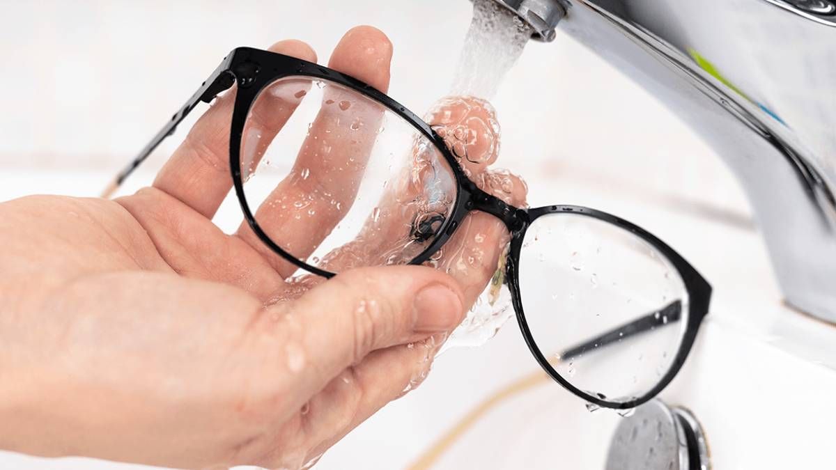 6 trucos para limpiar y eliminar rayones de los lentes