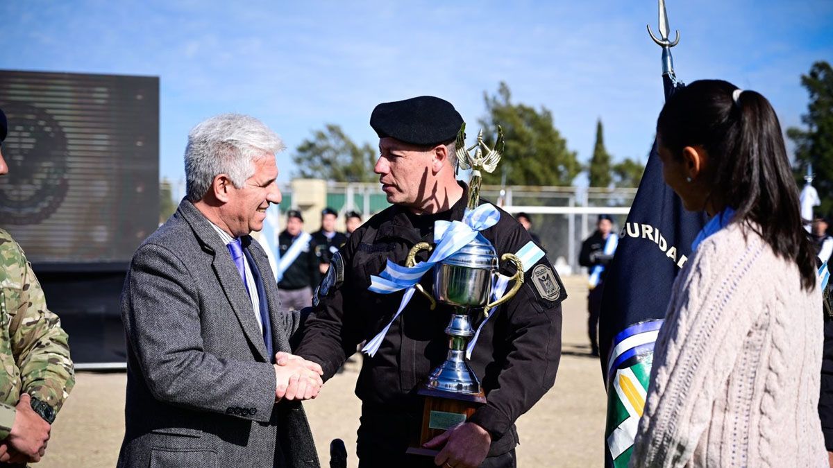 El gobernador de San Luis, Claudio Poggi, entregó el reconocimiento al GES de Mendoza. El gobernador de San Luis, Claudio Poggi, entregó el reconocimiento al GES de Mendoza.