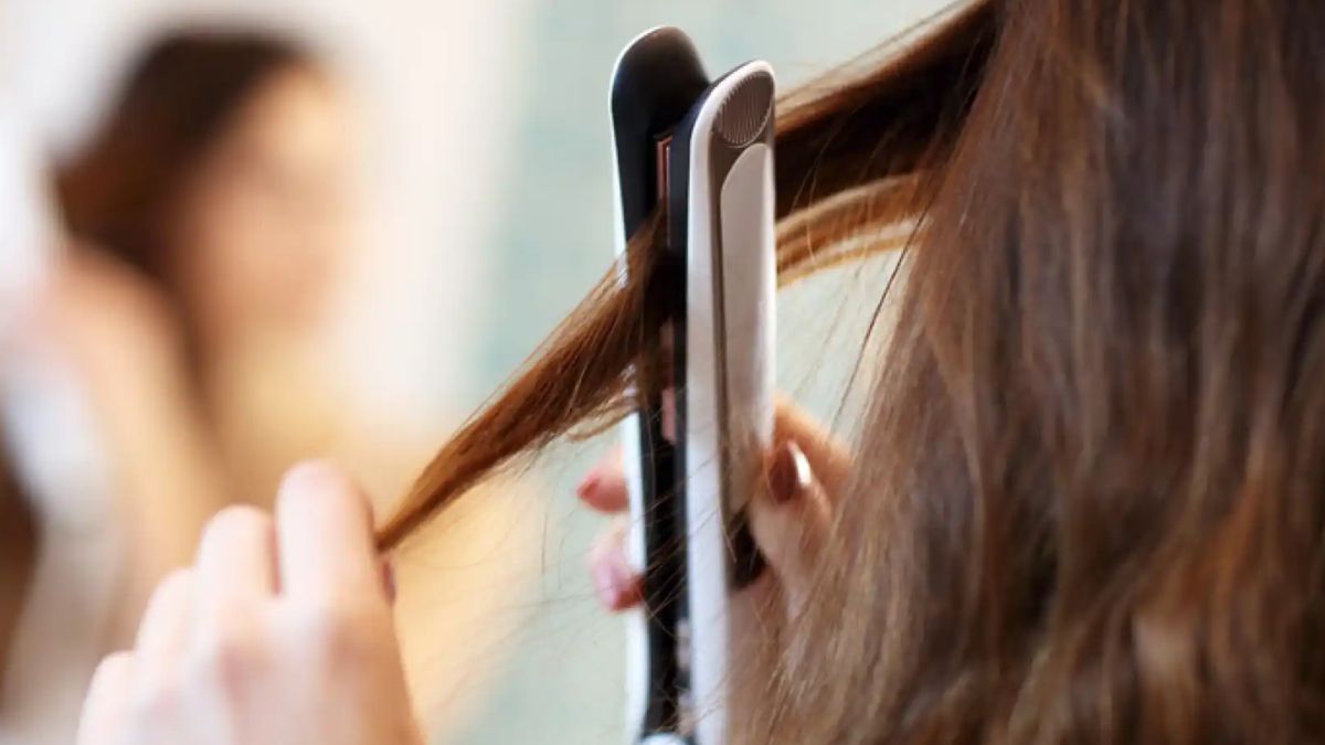 Trucos caseros. Hay actividades como planchar el pelo con frecuencia que arruinan el cabello.