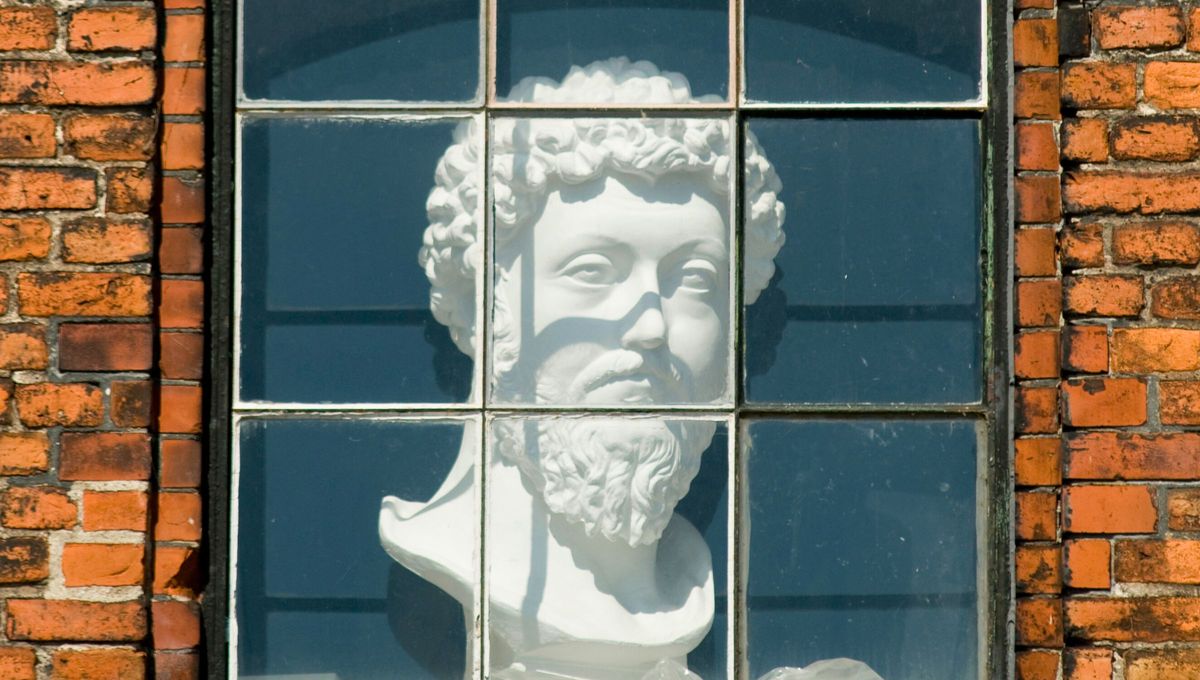 Filosofía estoica: la frase de Marco Aurelio para dejar de postergar la vida y vivirla a pesar de la muerte
