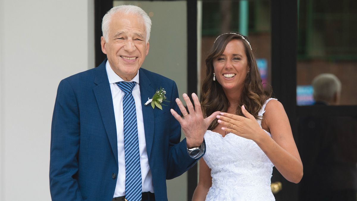 Alberto Cormillot y su pareja.