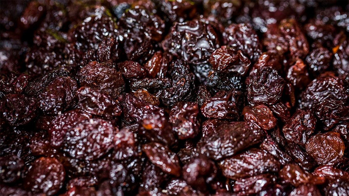 La ciruela deshidratada o ciruela pasa fortalece los huesos y aumenta la masa muscular. La ciruela deshidratada o ciruela pasa fortalece los huesos y aumenta la masa muscular.