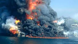 El peor derrame de petróleo de la historia: 20 millones de barriles provocó un incendio y el hundimiento de la plataforma El peor derrame de petróleo de la historia: 20 millones de barriles provocó un incendio y el hundimiento de la plataforma