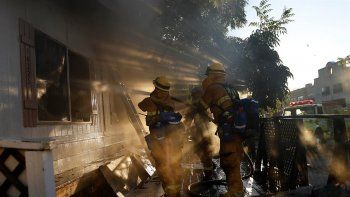 Un incendio en California provocó que se evacuara a 82 mil personas
