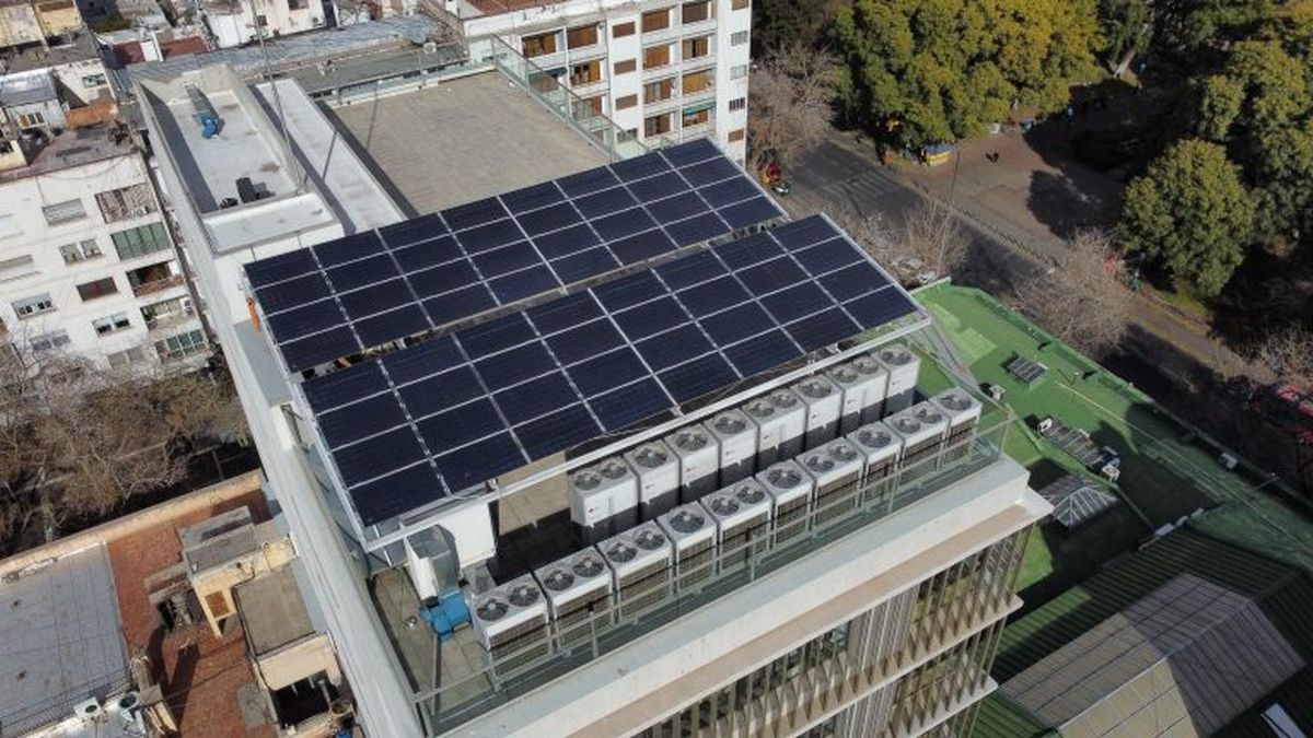 La Legislatura de Mendoza cuenta con un sistema de paneles solares para la eficiencia energética. La Legislatura de Mendoza cuenta con un sistema de paneles solares para la eficiencia energética.