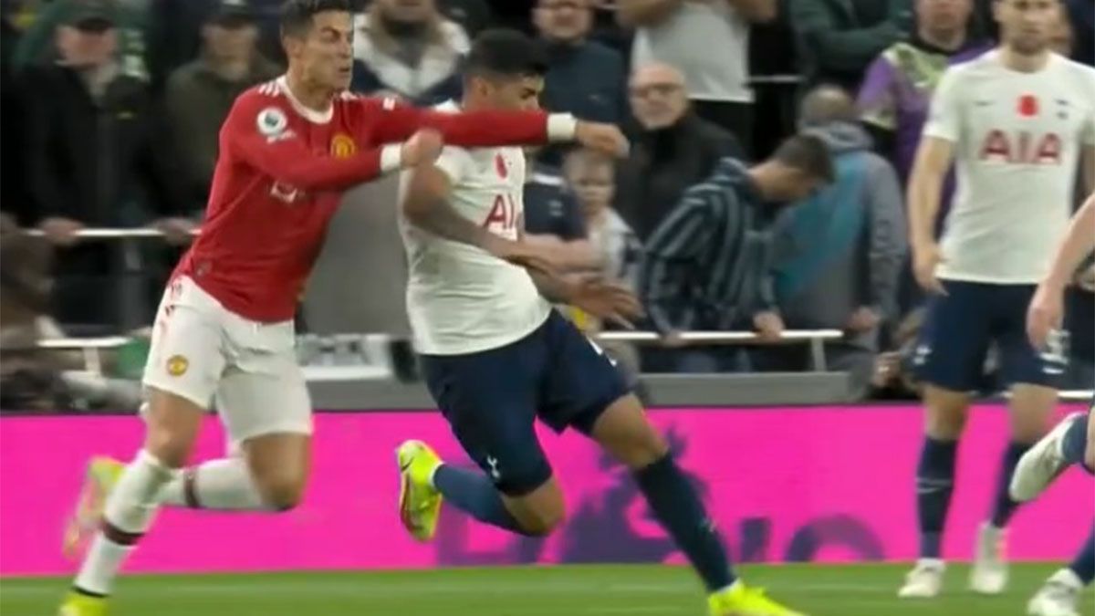 ¡Tremendo! El codazo que Cristiano Ronaldo le dio a Cuti Romero