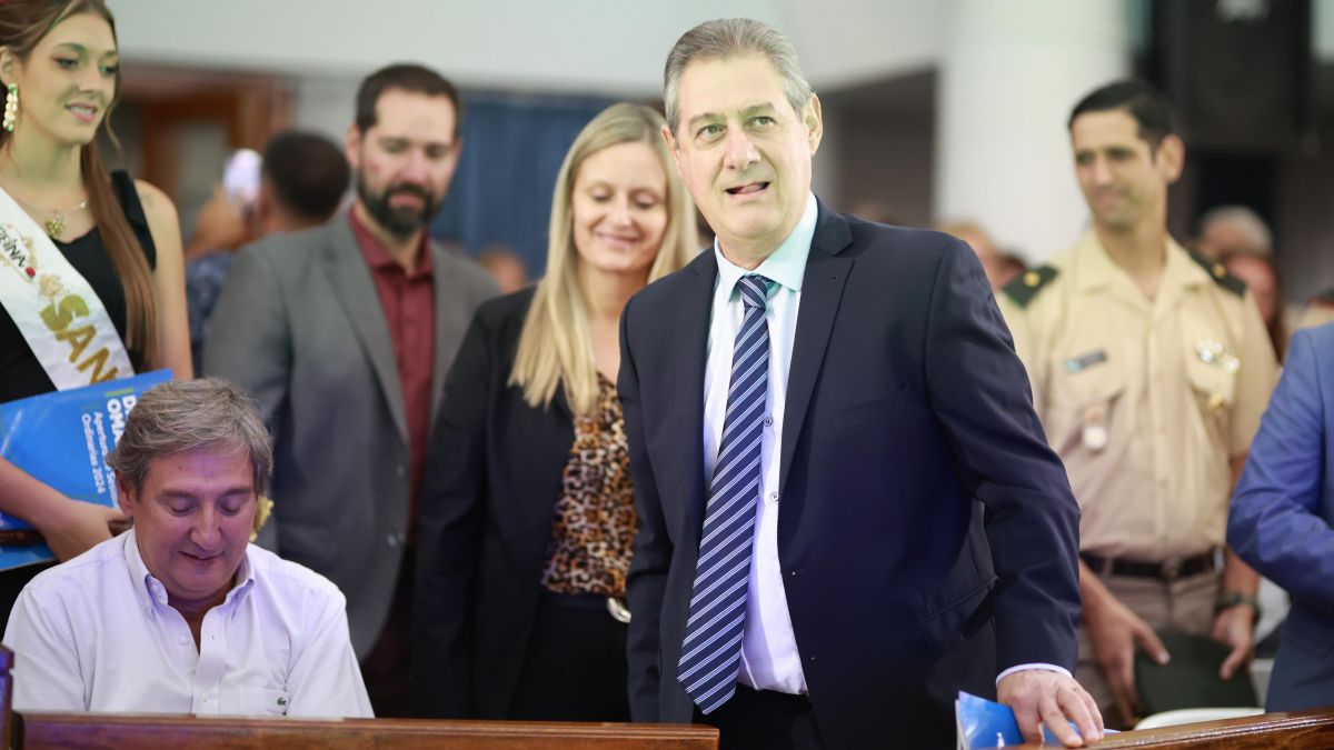 El intendente Omar Félix en el Concejo Deliberante. A la izquierda, su hermano Emir.