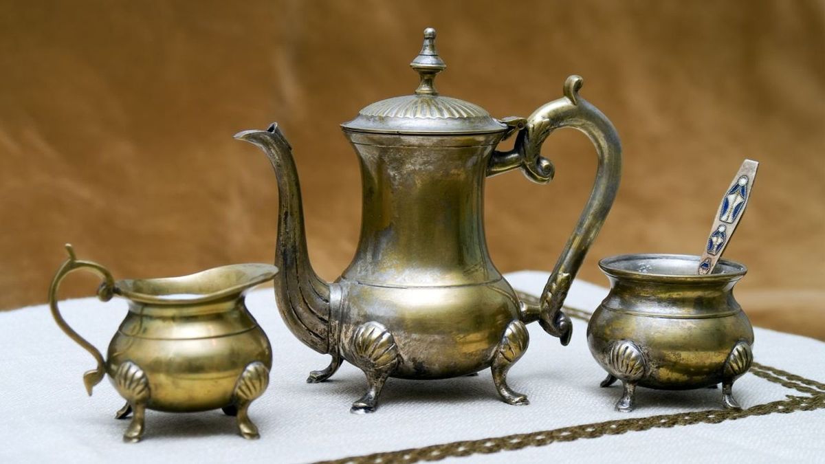 Los objetos de bronce suelen oxidarse por estar en contacto con el aire y la tierra. Los objetos de bronce suelen oxidarse por estar en contacto con el aire y la tierra. 