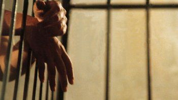 Una mujer fue condenada a muerte por quemar vivo a su marido