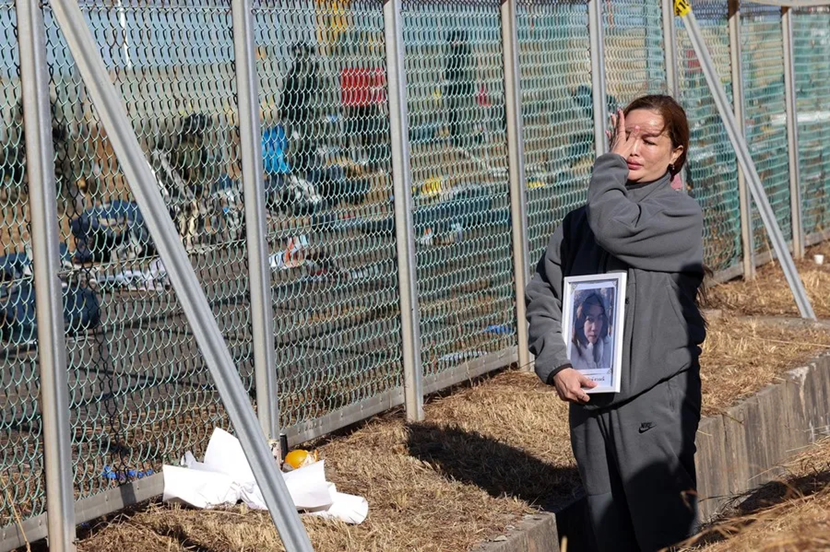 Un familiar de una víctima tailandesa en el accidente aéreo de Jeju Air, visita el lugar del accidente. Crédito: EFE/EPA/YONHAP. Un familiar de una víctima tailandesa en el accidente aéreo de Jeju Air, visita el lugar del accidente. Crédito: EFE/EPA/YONHAP.