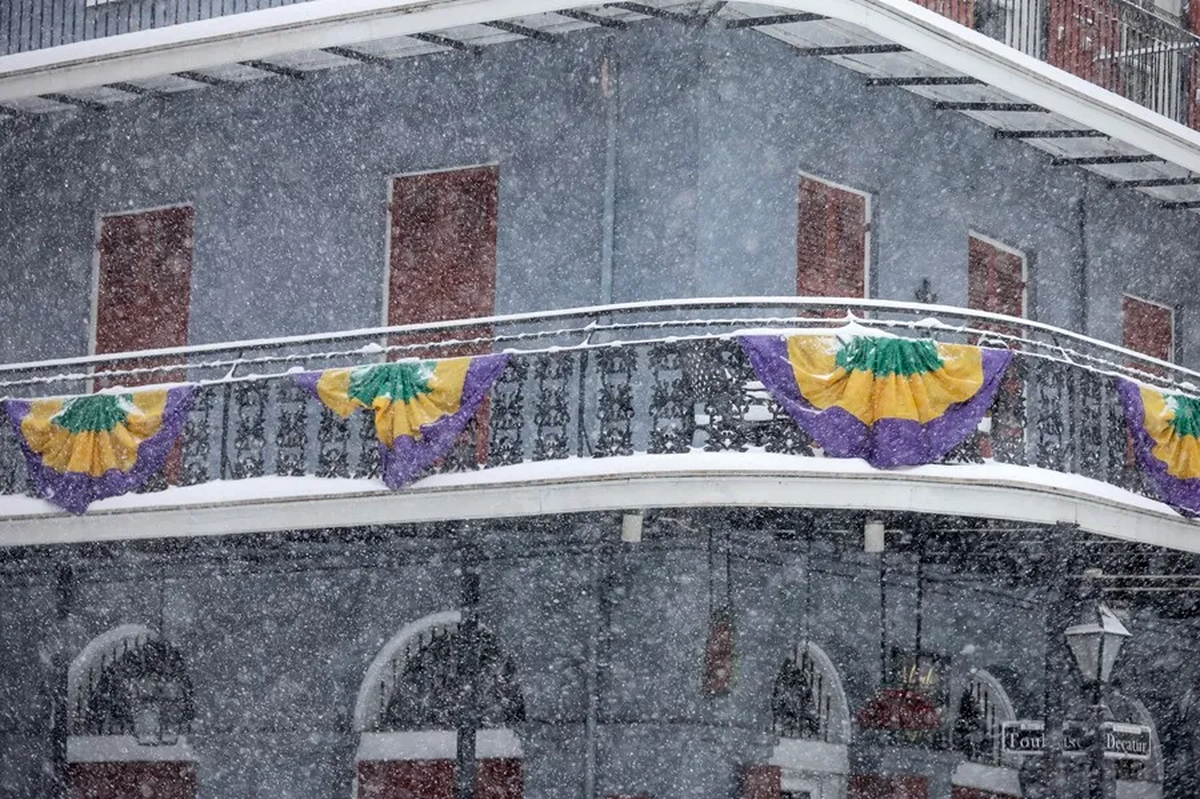 Vista de una inusual nevada debido a la ola de frío en Nueva Orleans, Luisiana, en Estados Unidos. Crédito: EFE/EPA/Derick Hingle. Vista de una inusual nevada debido a la ola de frío en Nueva Orleans, Luisiana, en Estados Unidos. Crédito: EFE/EPA/Derick Hingle.