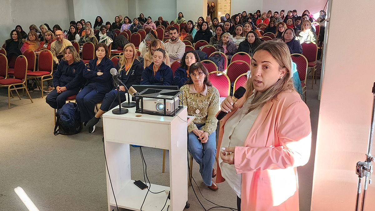 Profesionales abordaron temáticas relacionadas con el bienestar de niños y niñas.