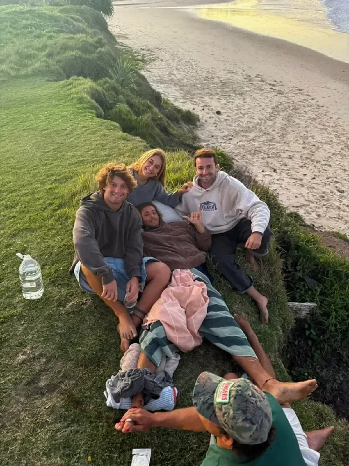 Sólo fue un susto: el surfista fue atendido de inmediato por sus amigos. Sólo fue un susto: el surfista fue atendido de inmediato por sus amigos. 