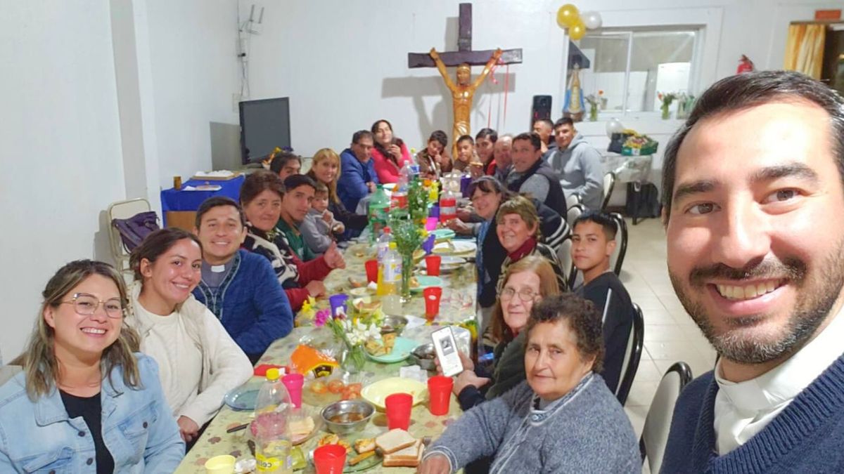 Junto a la comunidad católica de la parroquia de Vista Flores, en Tunuyán.