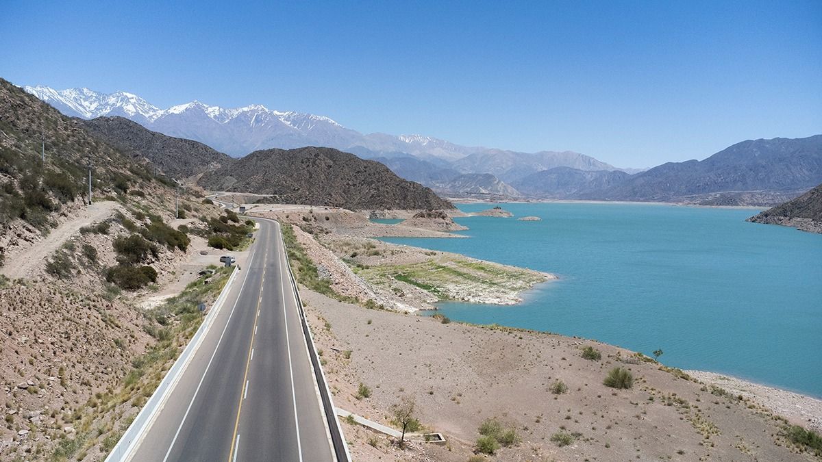 El perilago de Potrerillos promete ser uno de los lugares más visitados este verano en Mendoza. El perilago de Potrerillos promete ser uno de los lugares más visitados este verano en Mendoza.