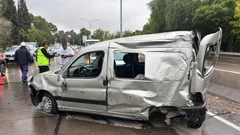 Un fuerte accidente en la Costanera dejó una persona herida y demoras en el tránsito