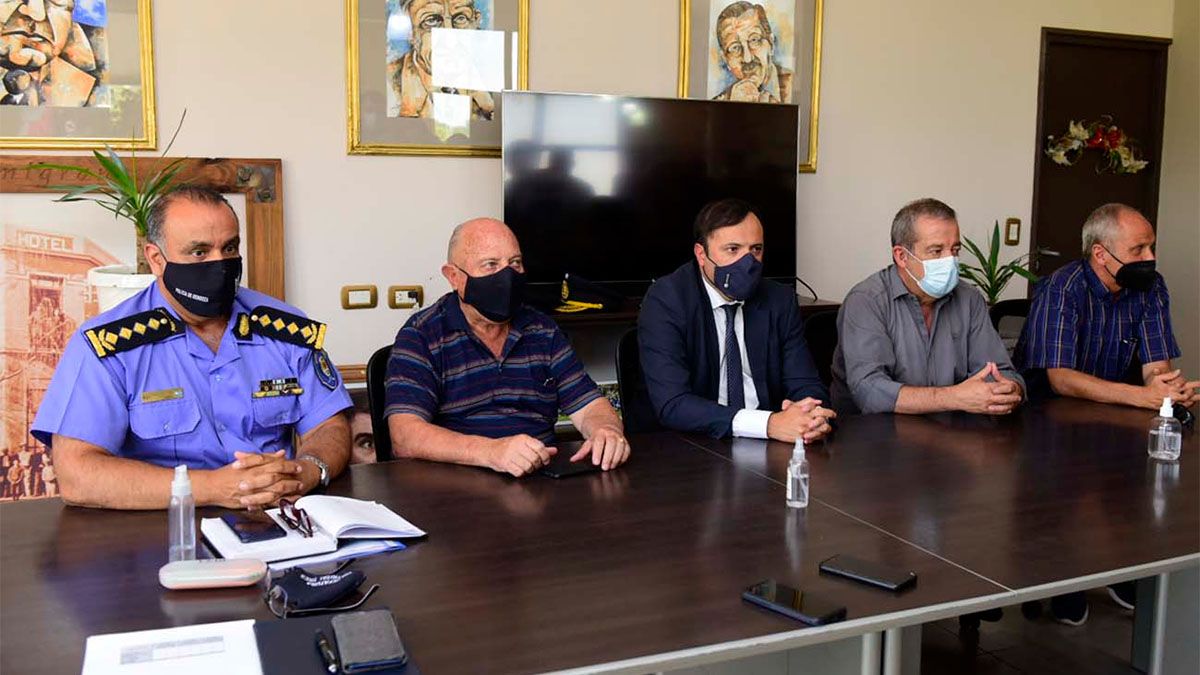 El subdirector de la Policía, Marcelo Calipo, junto con los intendentes de Rivadavia, Junín y San Martín.