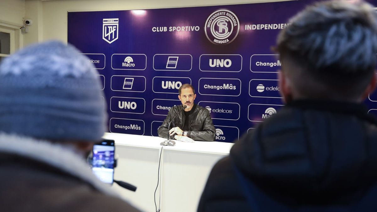 El director deportivo de Independiente Rivadavia tomó contacto con la prensa este miércoles, mientras el plantel y cuerpo técnico estaba llegando a Córdoba para jugar por la Copa Argentina este jueves. El director deportivo de Independiente Rivadavia tomó contacto con la prensa este miércoles, mientras el plantel y cuerpo técnico estaba llegando a Córdoba para jugar por la Copa Argentina este jueves.