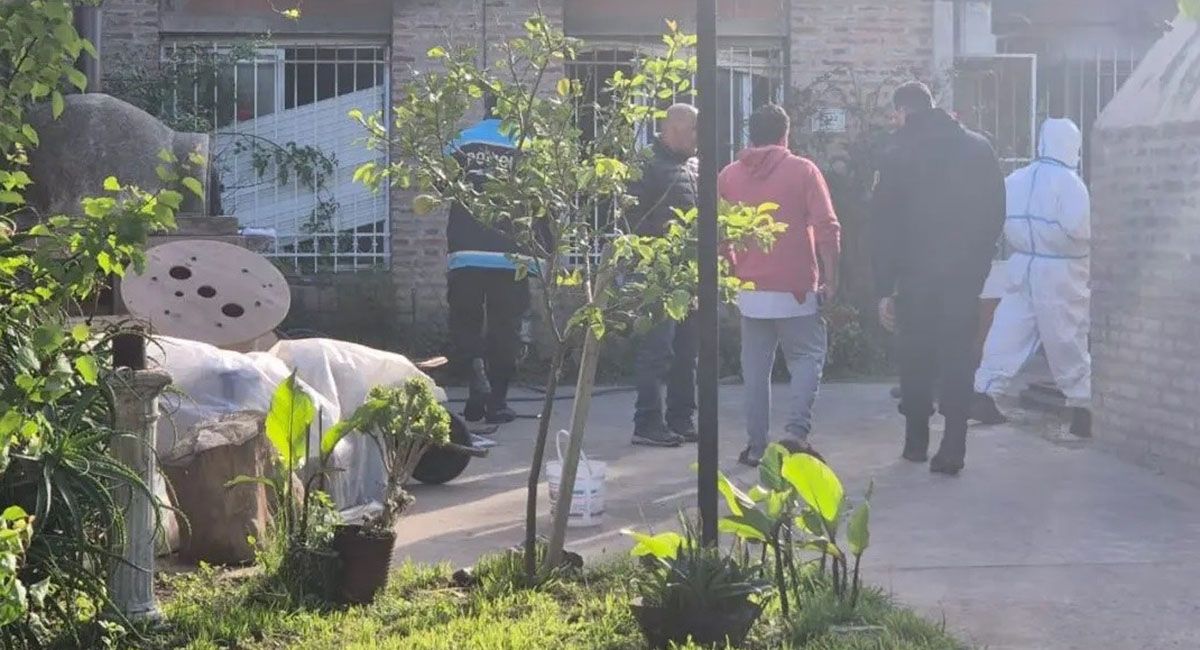 El cuerpo calcinado de una mujer y su hija fueron hallados en el interior de su vivienda, y tratan de establecer quien ocasionó el incendio. El cuerpo calcinado de una mujer y su hija fueron hallados en el interior de su vivienda, y tratan de establecer quien ocasionó el incendio.
