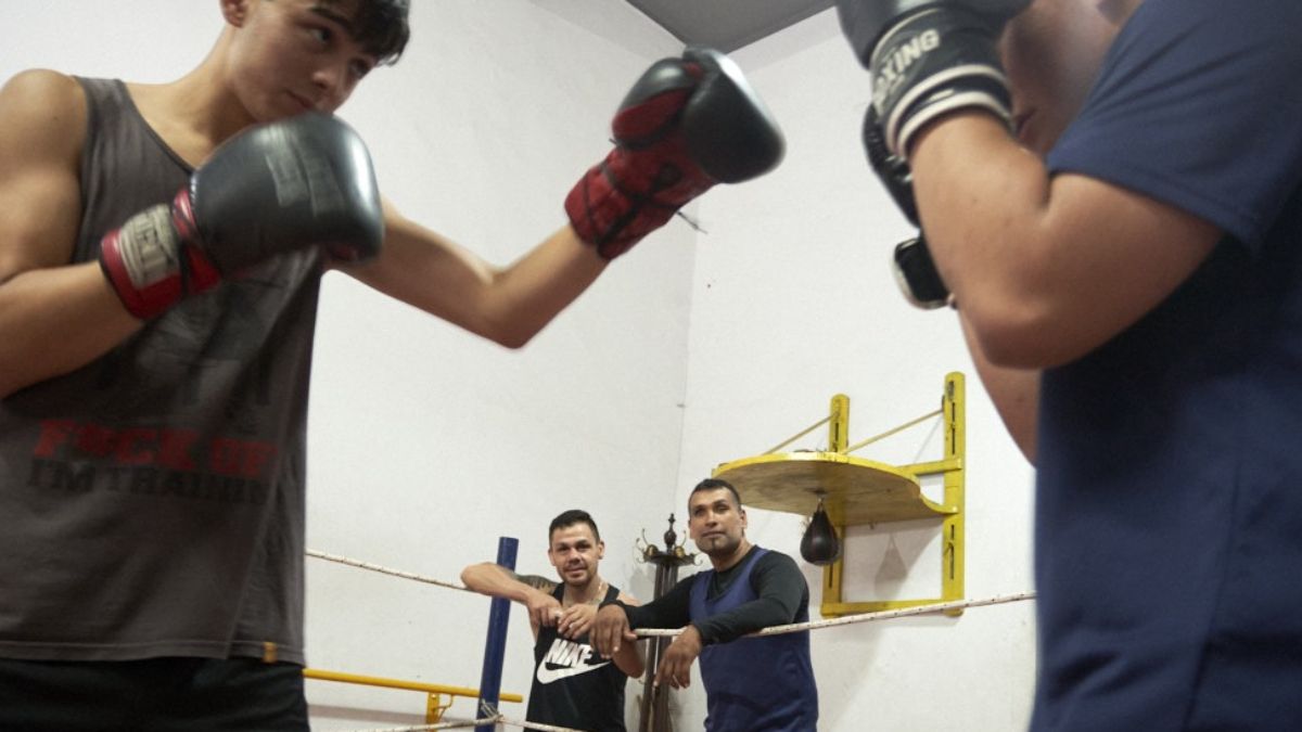 Tomás guantea con un compañero en el Club de Gimnasia y Esgrima y sus profes, el Cotón Reveco y Yoni Barros miran atentamente los movimientos de su pupilo, que se lanzó a competir como amateur. Tomás guantea con un compañero en el Club de Gimnasia y Esgrima y sus profes, el Cotón Reveco y Yoni Barros miran atentamente los movimientos de su pupilo, que se lanzó a competir como amateur.