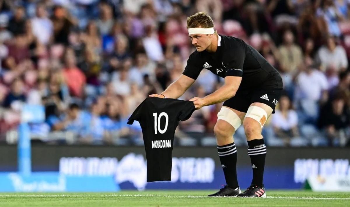Cane con la camiseta negra en honor al Diez.