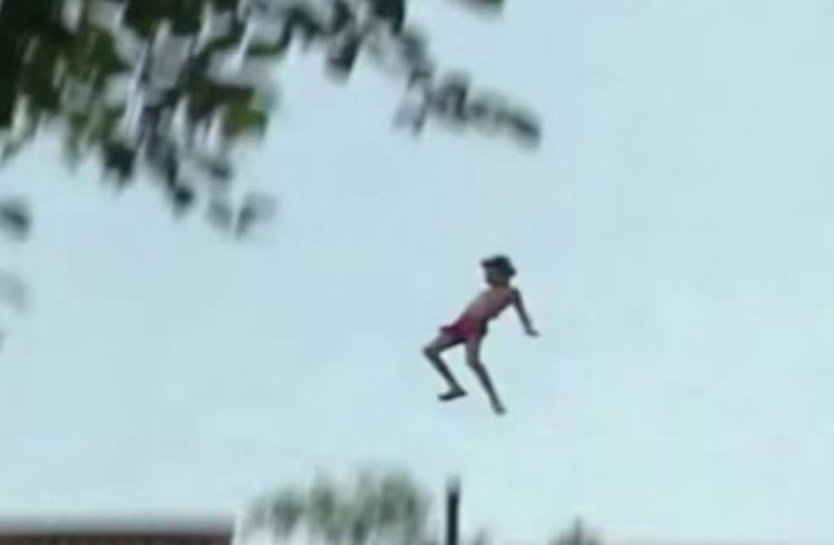 Charly García en caída libre hacia la pileta del hotel. Charly García en caída libre hacia la pileta del hotel.