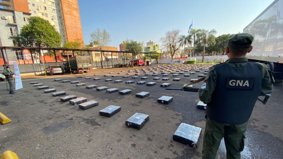 Una denuncia permitió llegar al lugar de la Ruta 12, en Misiones, donde se almacenaba un cargamento de marihuana, pero la ayuda de un scanner ubicó los bultos, y el perro detector de la Gendarmería confirmó que se trataba de droga las casi 4 toneladas de Cannabis Sativa escondida.